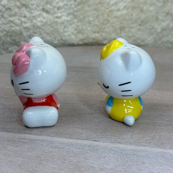 Hello Kitty Ceramic Salt and Pepper Shaker Set Yellow Pink White Sanrio New - Picture 4 of 16